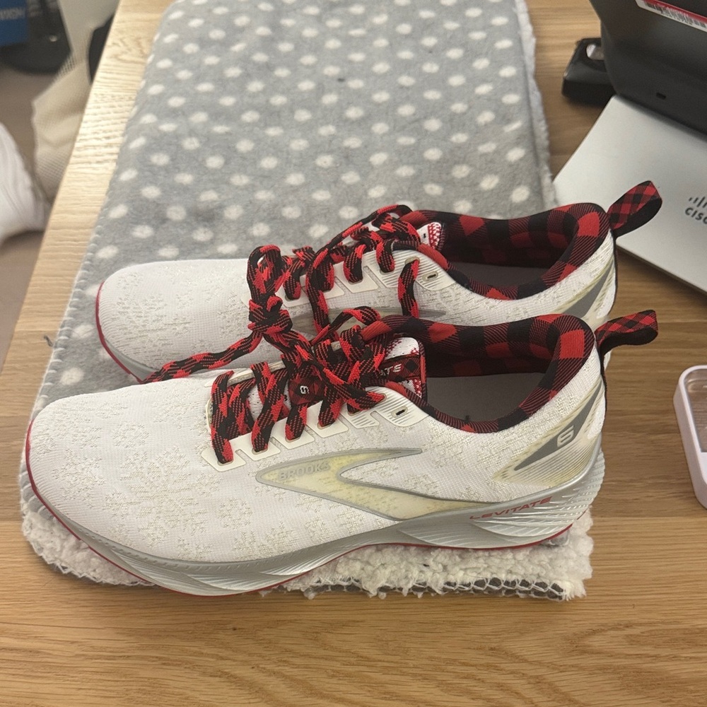 Brooks Levitate 6 Holiday Never Worn